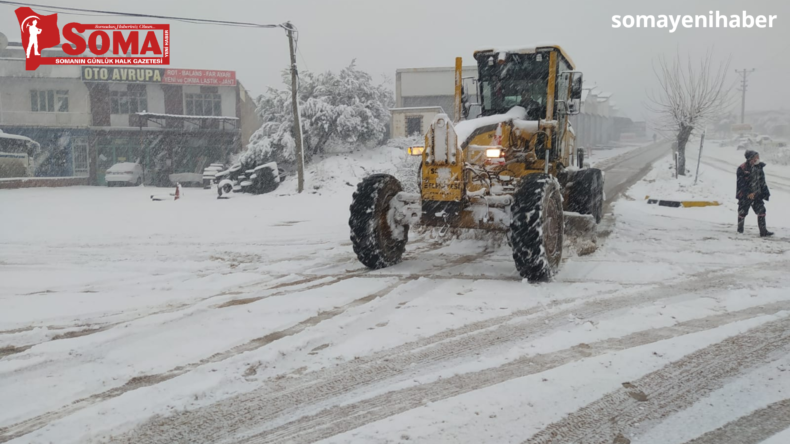 Soma Belediyesi ekiplerinden karla mücadelede canla başla mücadele