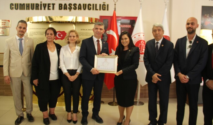 Soma Belediye Başkanı Sercan Okur Mazbatasını Adliyede törenle aldı